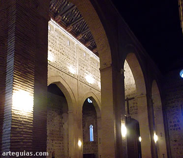 Las naves se separan por arcos apuntados sobre pilares