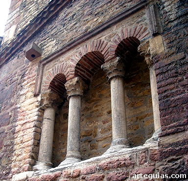El ventanal lleva columnas con capiteles romanos y asturianos