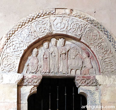 Iglesia de San Justo: t&iacute;mpano de la puerta de acceso a la torre