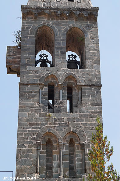 Otro &aacute;ngulo del campanario de la iglesia de la Asunci&oacute;n de Nuestra Se&ntilde;ora de Mombuey
