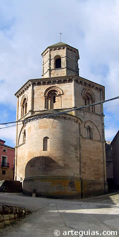 Iglesia del Santo Sepulcro de Torres del R&iacute;o desde el este. En primer t&eacute;rmino, el &aacute;bside