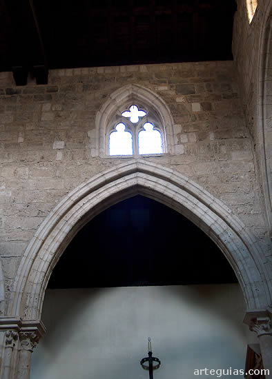 Iglesia de San Felipe de Brihuega: arco formero y ventanal de iluminaci&oacute;n de la nave central