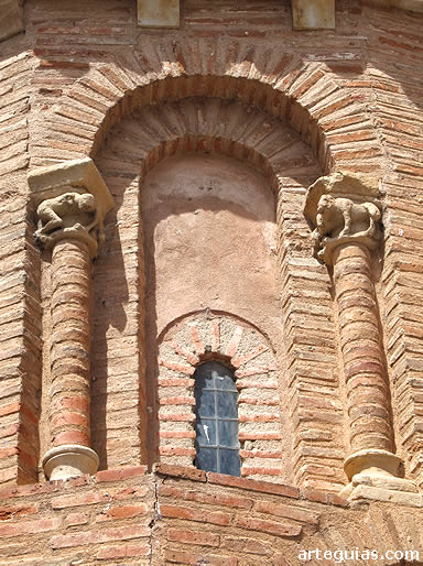 Arco con estructura de ladrillo pero con las basas y los capiteles de piedra