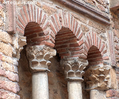 Ventanal con arcos de ladrillo 