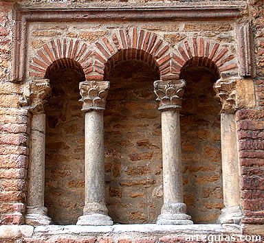 San Tirso: ventanal con el famoso y controvertido alfiz