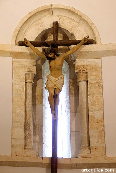 Ventanal interior del &aacute;bside. Iglesia de San Esteban de Sograndio