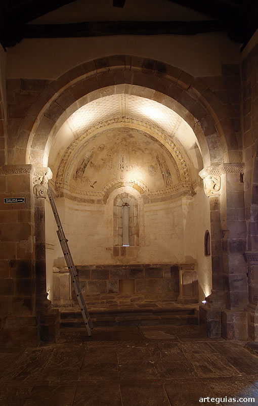 Interior de la cabecera de la iglesia de Santa Mar&iacute;a de Villacantid, actual sede del Centro de Interpretaci&oacute;n del Rom&aacute;nico