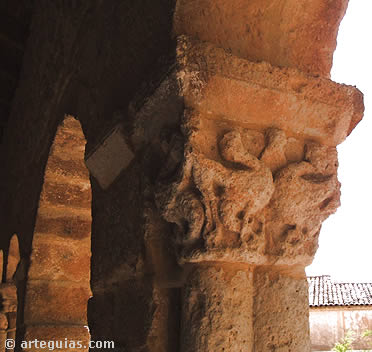 Capiteles del p&oacute;rtico