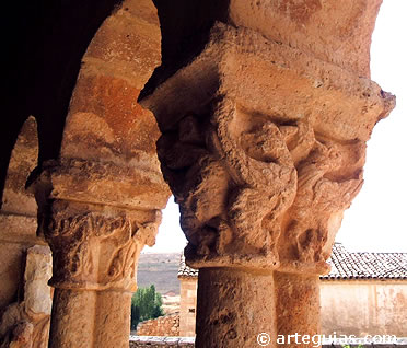 Capiteles del p&oacute;rtico