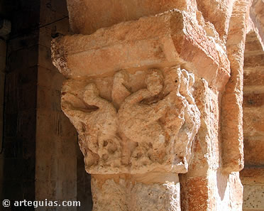 Capitel de la galer&iacute;a porticada con arp&iacute;as