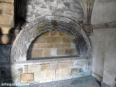 Arcosolio rom&aacute;nico con decoraci&oacute;n de zigzag