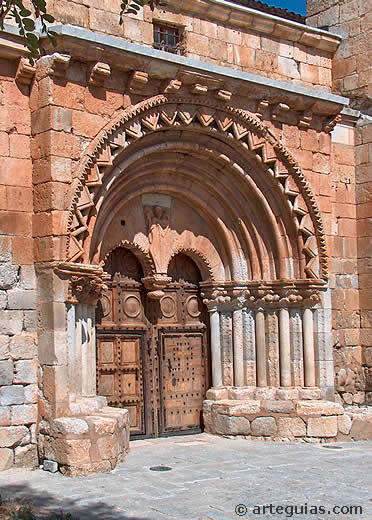 Portada de la iglesia de Calt&oacute;jar