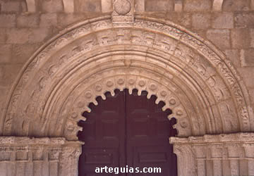 Portada de la iglesia de Campis&aacute;balos