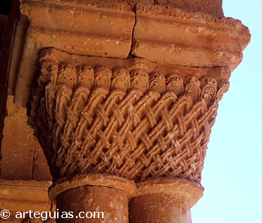Capiteles del p&oacute;rtico de Caracena