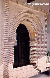 Puerta mud&eacute;jar en la Sierra de Madrid