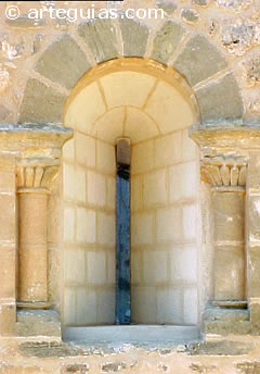 Ventanal de la iglesia de Naharros