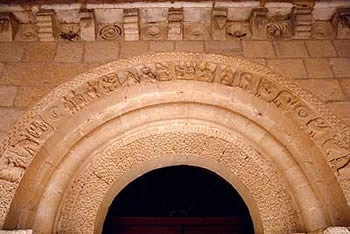 Arquivolta historiada de la portada de Navas de Riofr&iacute;o