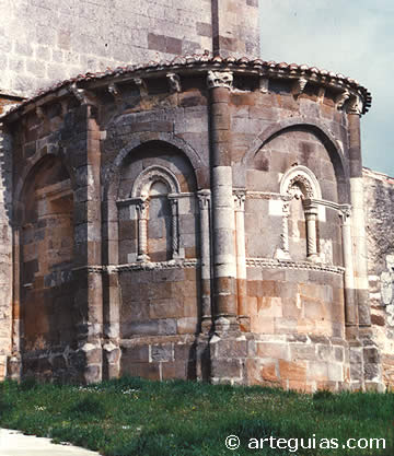 Monumental &aacute;bside de la iglesia de La Piedra