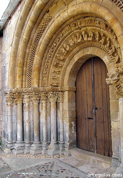 Portada de la iglesia de Arenillas de San Pelayo