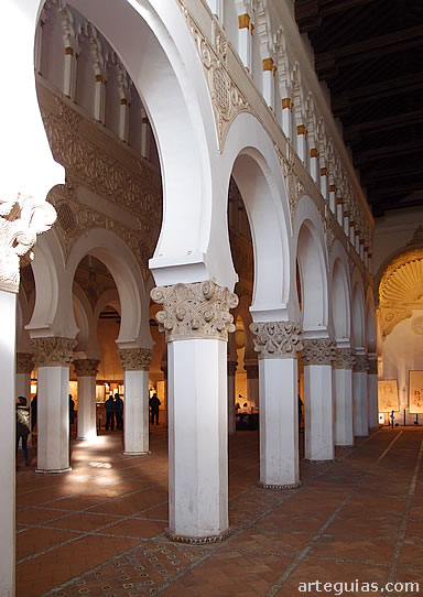 Interior de Santa Mar&iacute;a la Blanca. Ciudad de Toledo, de tipo mud&eacute;jar almohade