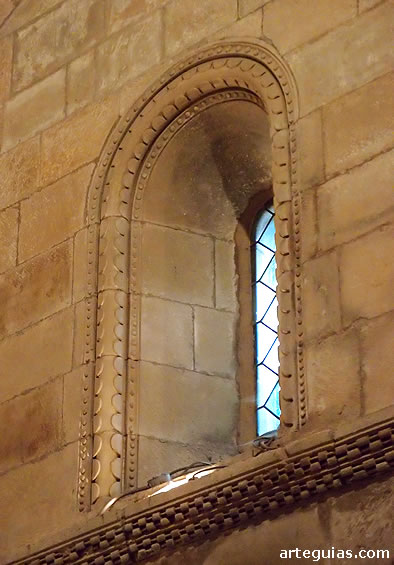 Ventanal sur del presbiterio 