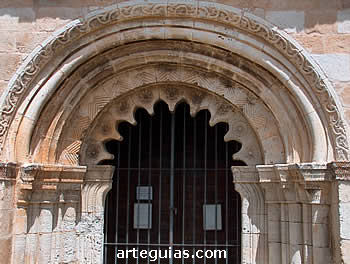 Portada de la iglesia de Villacadima. Sierra de Pela, Guadalajara