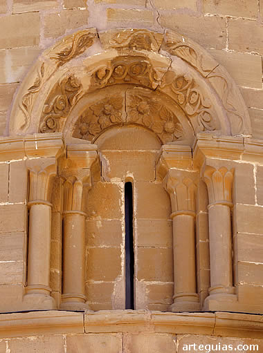 Ventanal del &aacute;bside de Villaseca. La Rioja