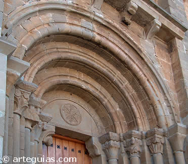 Portada de la iglesia de Castilliscar. Cinco Villas