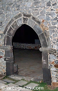 Portada norte de las ruinas de San Pedro de Castro Urdiales