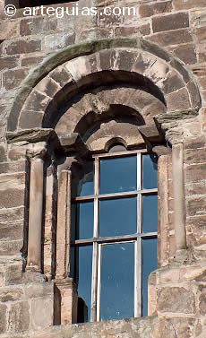 Ventanal de la iglesia de los Padres Franciscanos, Avil&eacute;s
