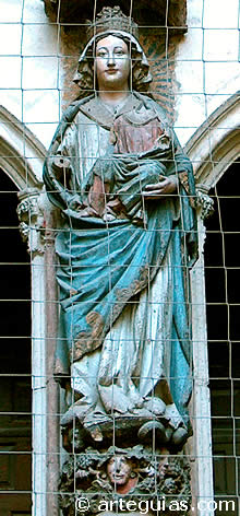 Virgen del parteluz de la portada de San Pedro. Vitoria