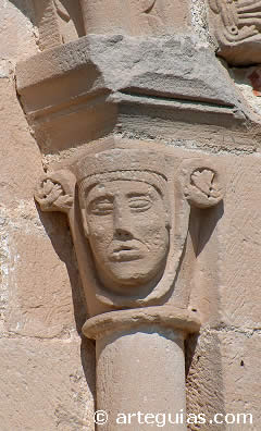 Capitel de un ventanal de la iglesia de Santa Gadea del Cid, junto a Miranda de Ebro