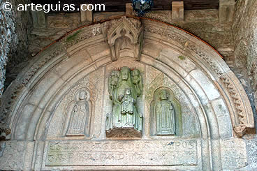 Portada g&oacute;tica de convento dominico de Santiago