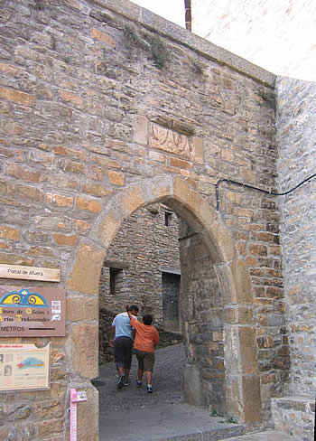 Puerta de la muralla de A&iacute;nsa