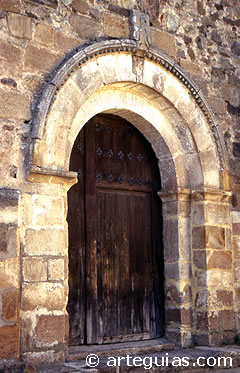 Portada de la iglesia del Aldealse&ntilde;or. Comarca de Tierras Altas - Valle del Tera, Soria