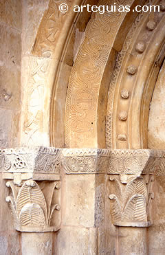 Detalle de la portada de la iglesia de Almenara de Tormes, Salamanca