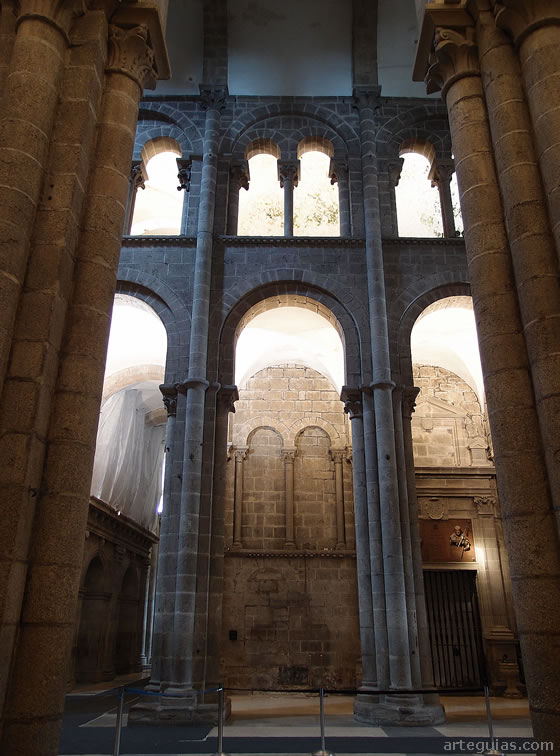 Alzado de la catedral de Santiago con la tribuna en la zona superior
