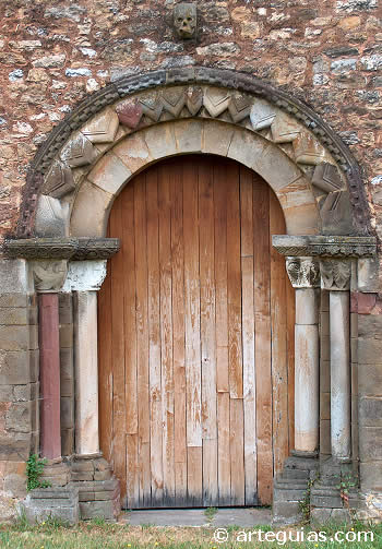 Puerta occidental de San Esteban de Aramil