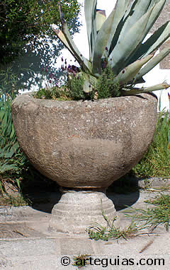 Pila Bautismal en el atrio de la iglesia de San Juan Bautista