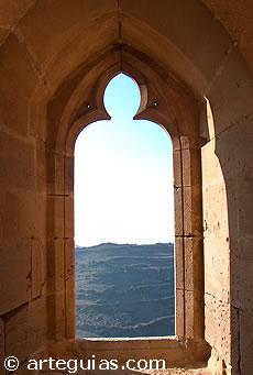 Ventanal del paso de ronda del castillo de Uju&eacute;