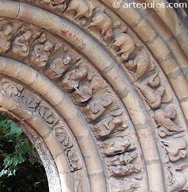 Arquivoltas con los ancianos y diferentes animales
