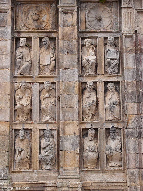 Estatuas del Coro del Maestro Mateo acopladas a la Puerta Santa