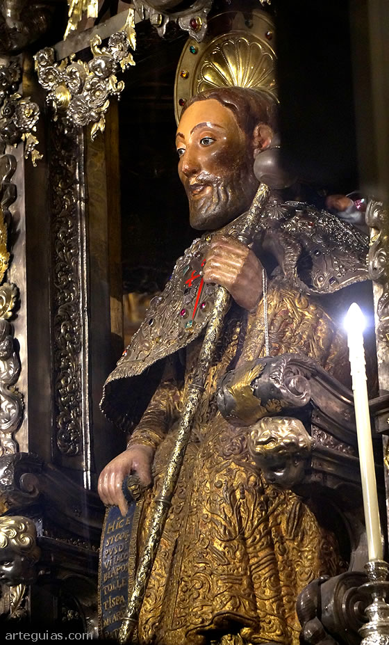 Estatua sedente de Santiago junto al altar