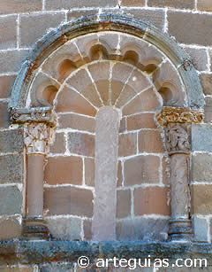 Ventana absidal.  Las Henestrosas de las Quintanillas