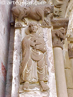 Detalle de la puerta de la iglesia del Monasterio de Olite