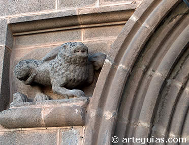 Le&oacute;n junto a la puerta del Palacio de Monroy, Plasencia
