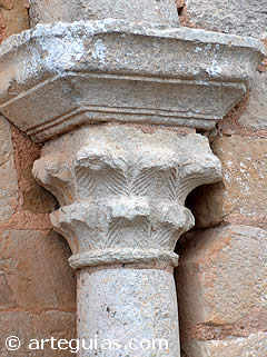 Capitel moz&aacute;rabe de la Ermita de San Pelayo, en Perazancas de Ojeda
