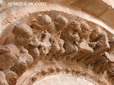 Detalle de la portada de la iglesia parroquial de la Asunci&oacute;n de Perazancas de Ojeda