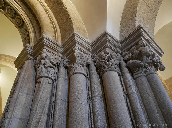 Pilar de la cripta bajo el P&oacute;rtico dela Gloria