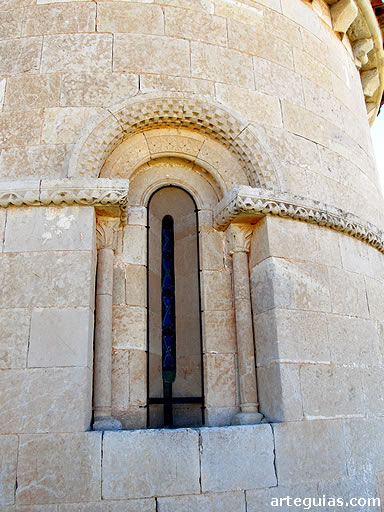 Ventanal del &aacute;bside: Pis&oacute;n de Castrej&oacute;n